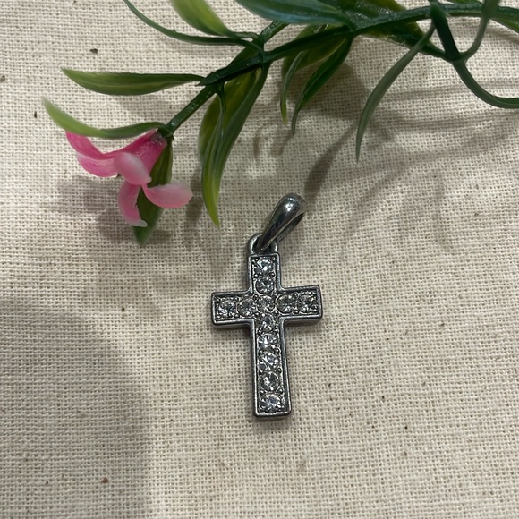 FAITHFUL ELEGANCE Cross Pendant - Picture 4 of 6